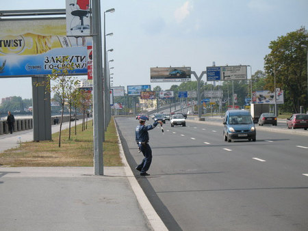 Голая нудистка голосует на дороге в Крыму фото